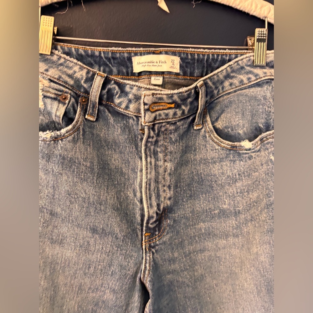 Abercrombie & Fitch "The Mom" High Rise Relaxed Straight Jeans - Light Wash - Picture 4 of 10